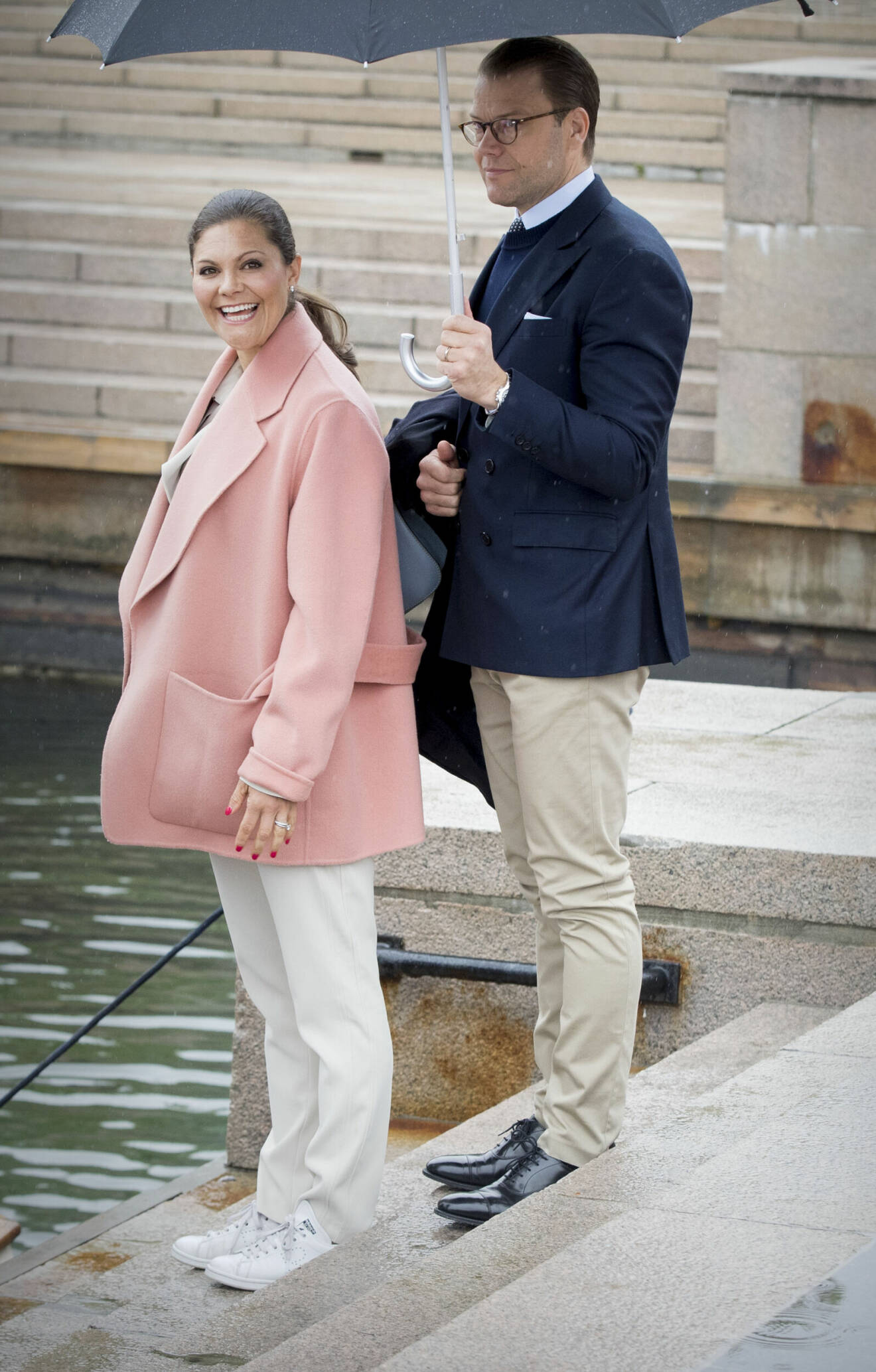 Kronprinsessan Victoria i svensk design – i rosa jacka från Acne