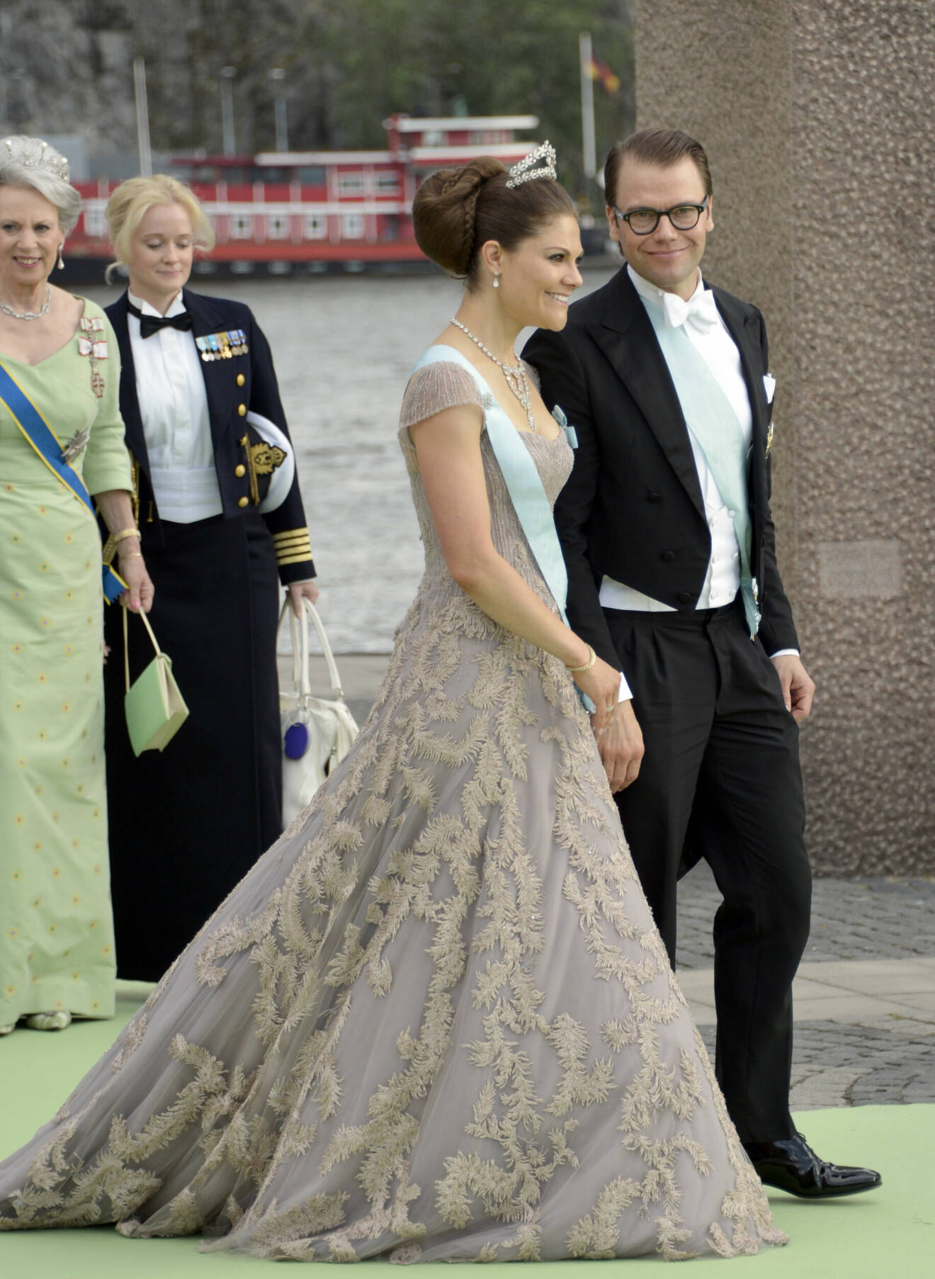 Kronprinsessan Victoria i svensk design – på Madeleines bröllop