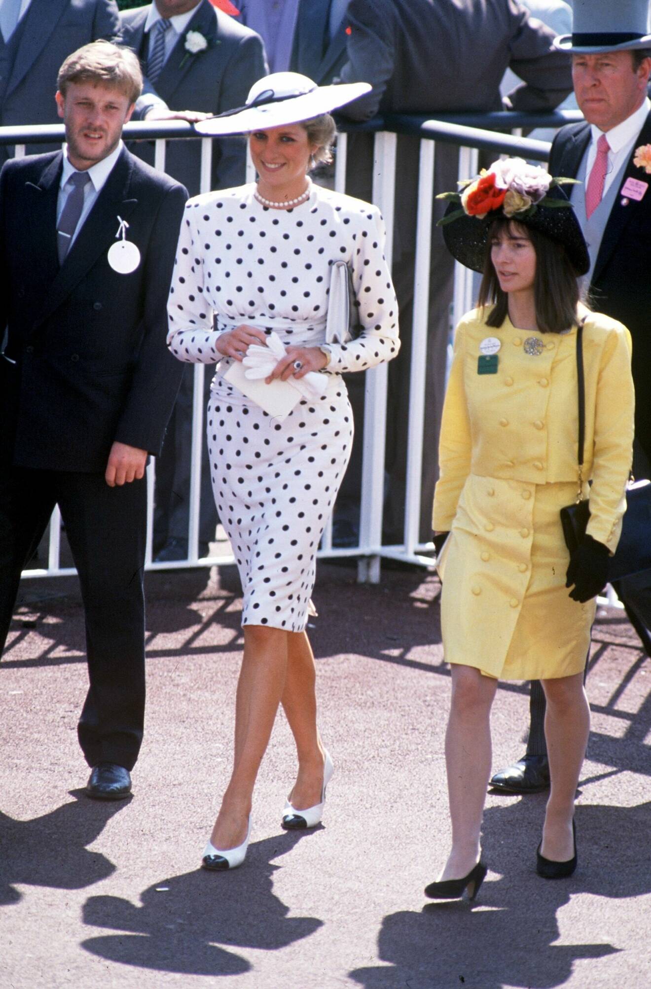 Diana i vit prickig klänning i Ascot 1988