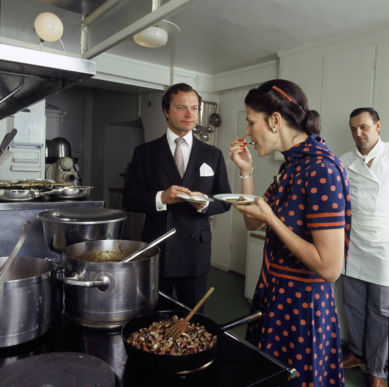 Kung Carl XVI Gustaf och drottning Silvia, i köket på Stockholms slott, 1980.