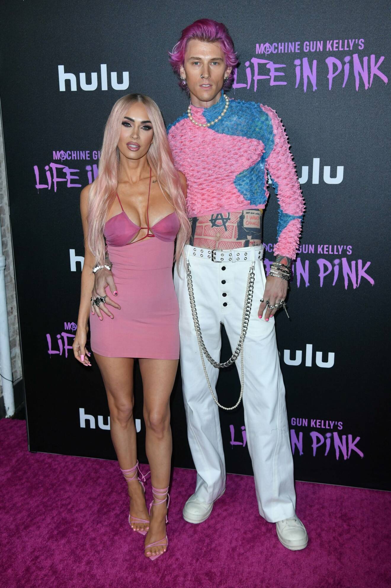 Machine Gun Kelly och Megan Fox i varsin rosa look a la Barbie och Ken