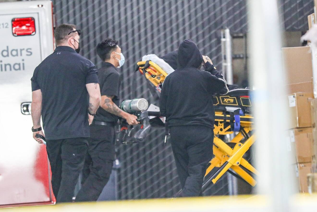 Kourtney Kardashian var givetvis med vid Travis Barkers sida när han åkte in till sjukhuset.