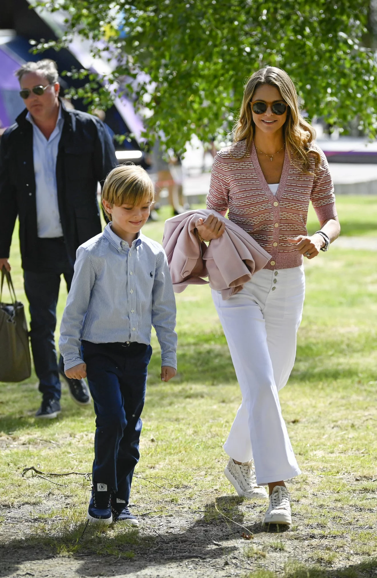 Prinsessan Madeleines sommarstil – vita jeans och kofta