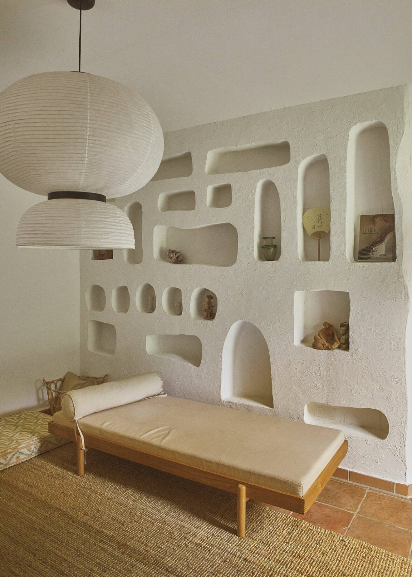 Väggen gjord på skumskiva och plast är inspirerad av de väggar som ofta finns i hus på Kanarieöarna med naturformade inbuktningar som fungerar som hyllor.