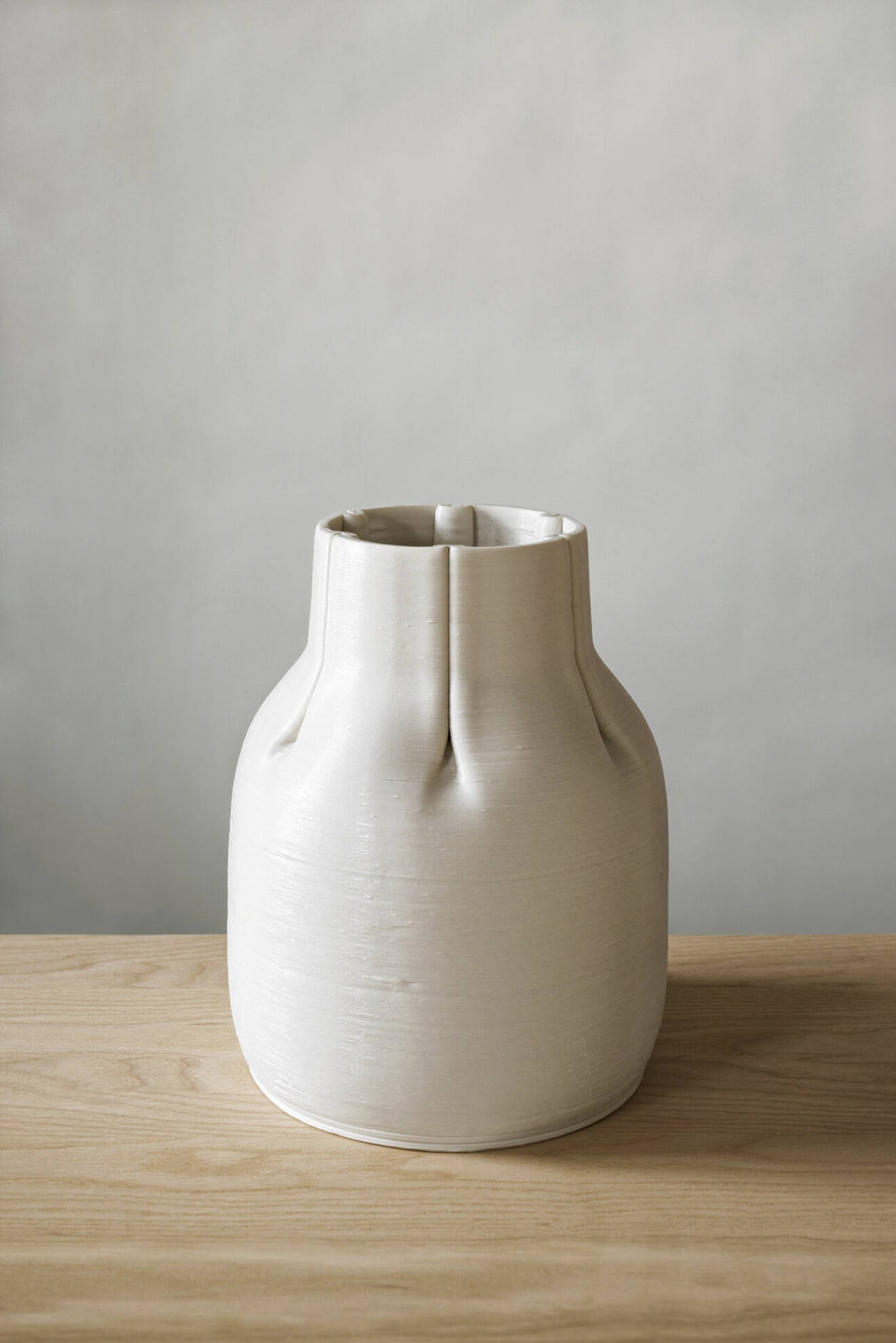 Vasen finns i begränsad upplaga om 20 exemplar och säljs i Rörstrand Store i Stockholm från augusti, höjd 23 cm, pris 2 100 kr.