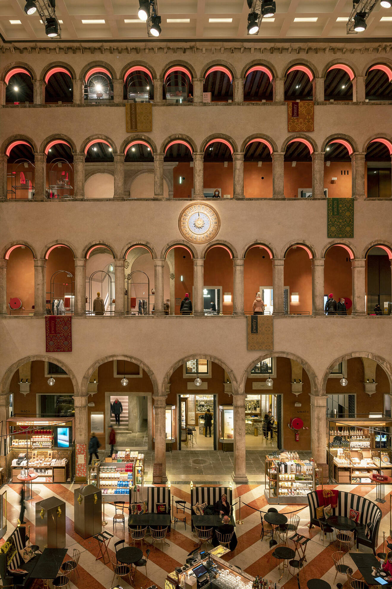 Lyxiga shoppingtemplet T Fondaco dei Tedeschi ligger precis vid Rialtobron.