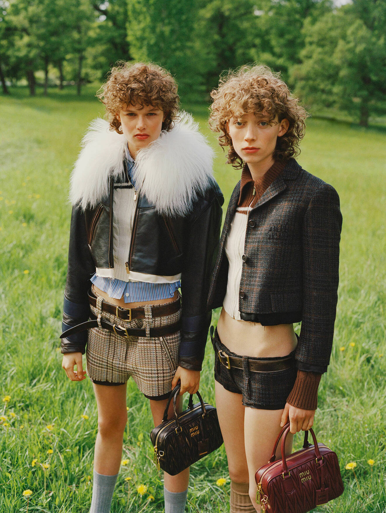 Modellerna Noor och Anna har båda på sig jackor, shorts, toppar och väskor från Miu Miu