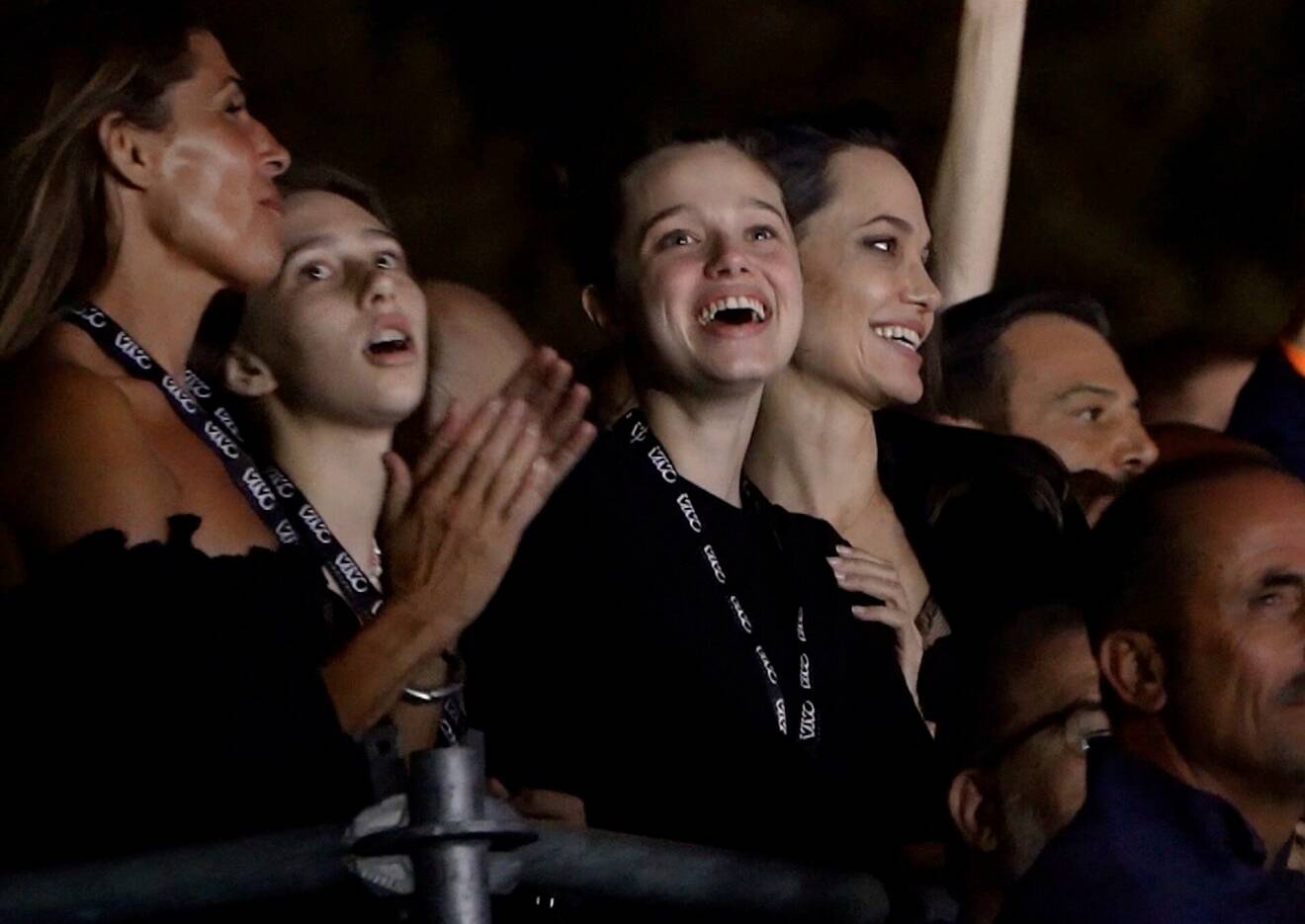 Shiloh och Angelina Jolie på Måneskins konsert i Rom