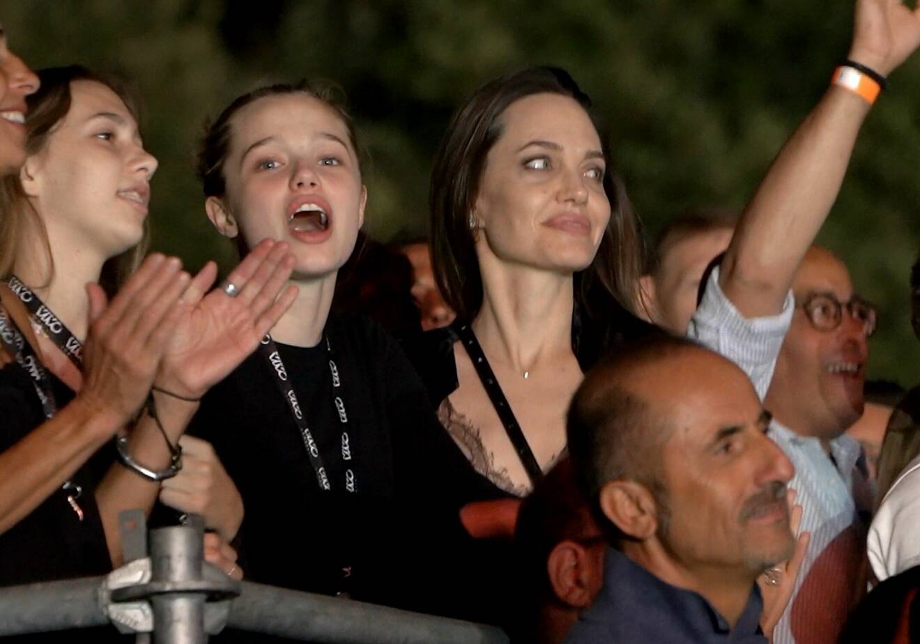Shiloh och Angelina Jolie på Måneskins konsert i Rom