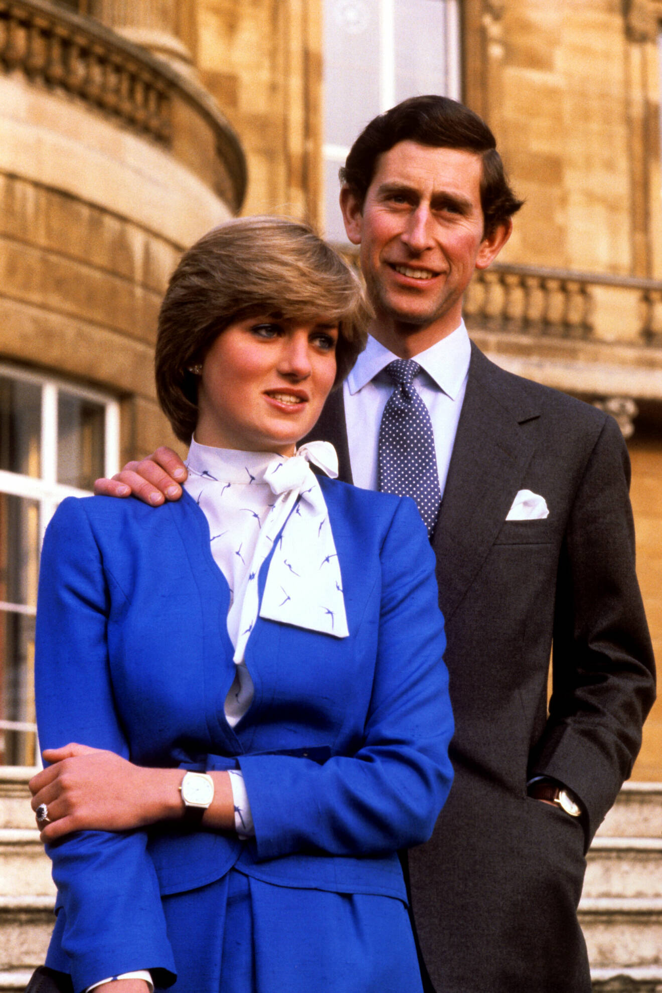 Diana Spencer och prins Charles offentliggör förlovningen, 1981.