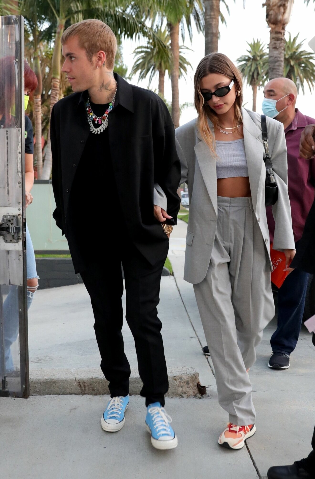Hailey och Justin Bieber i matchande dressad look i Beverly Hills, i augusti 2021.