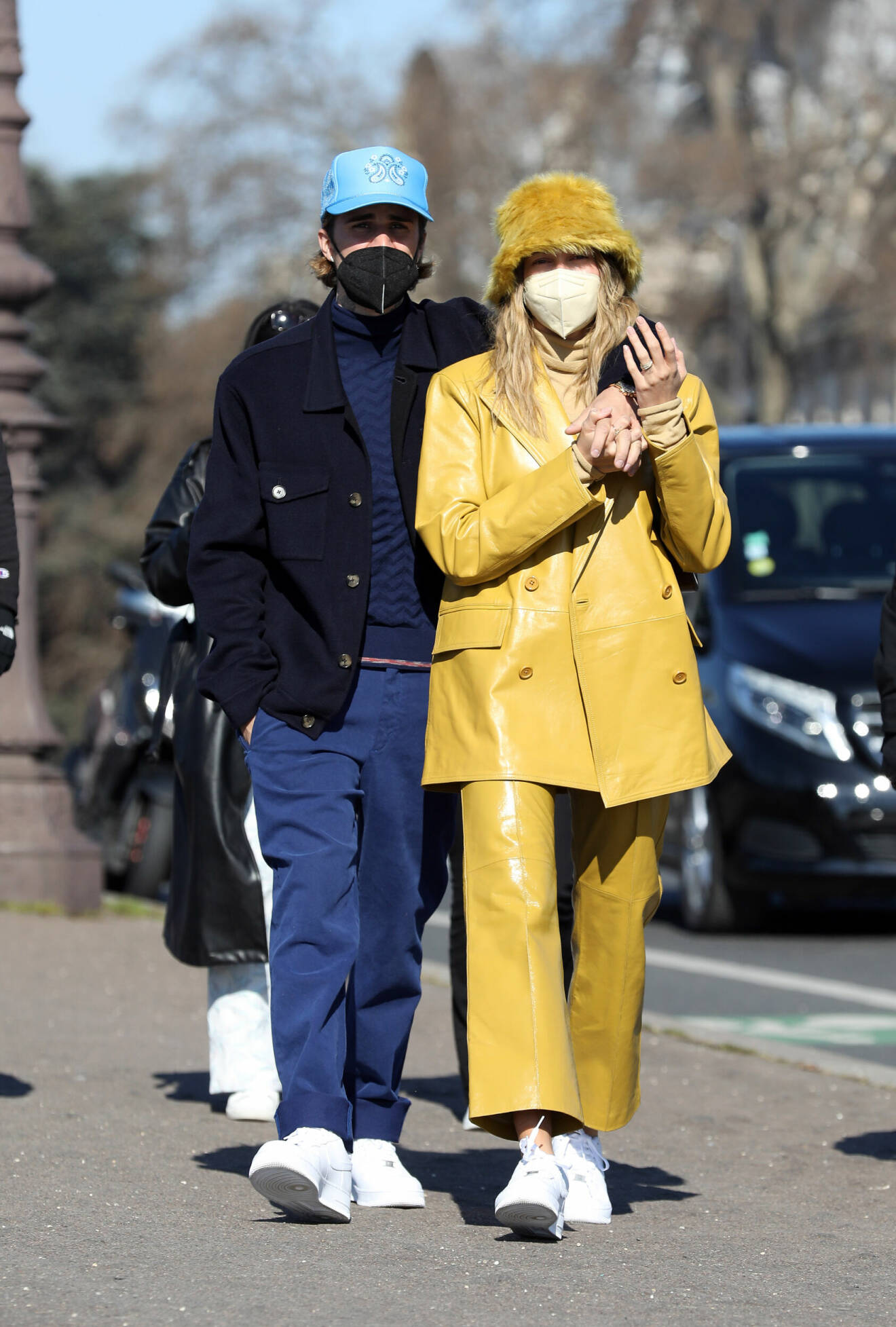 Hailey och Justin i varsin monokrom look i Paris, februari 2021.