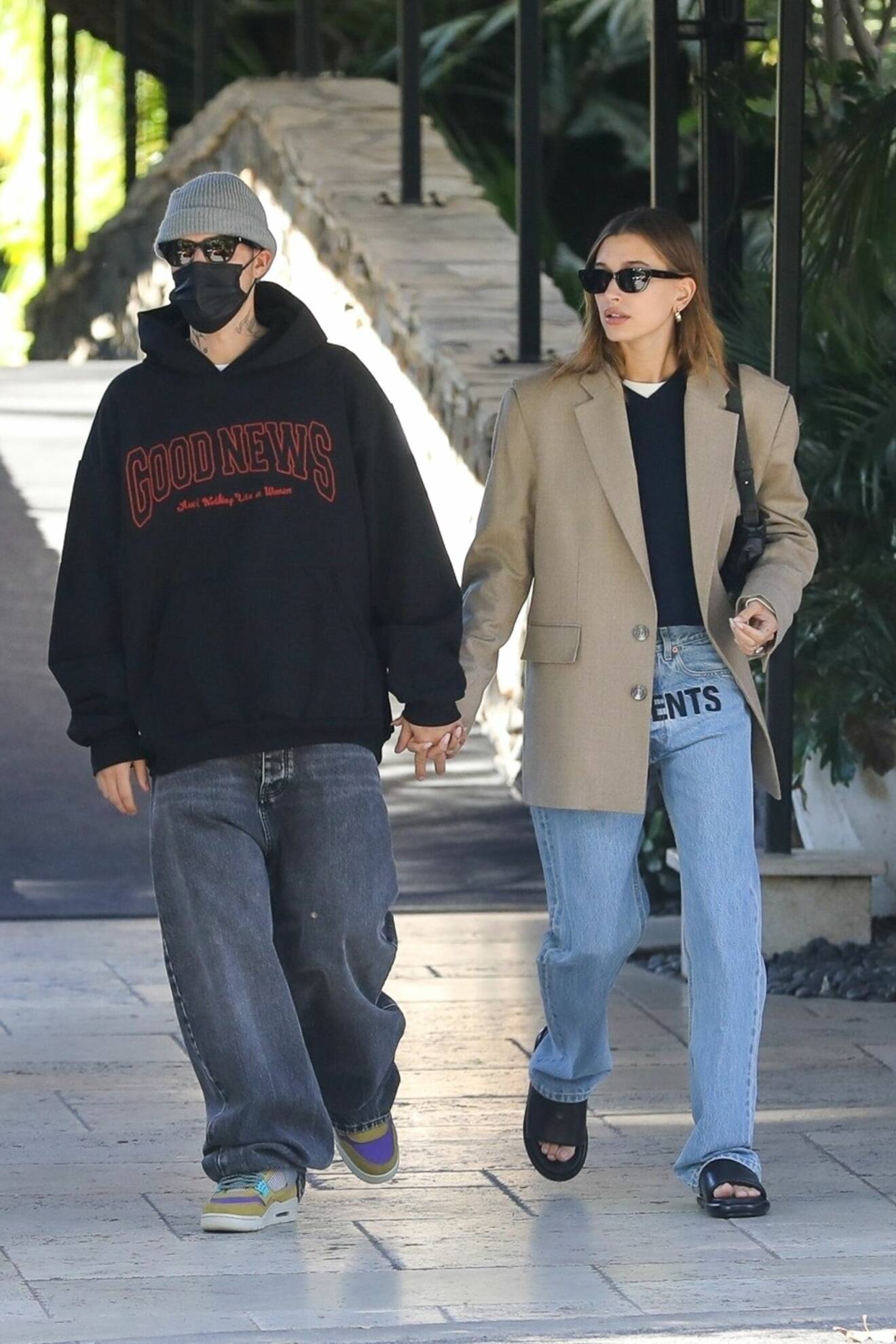 Hailey och Justin Bieber i matchande jeans i Los Angeles, i januari 2022.
