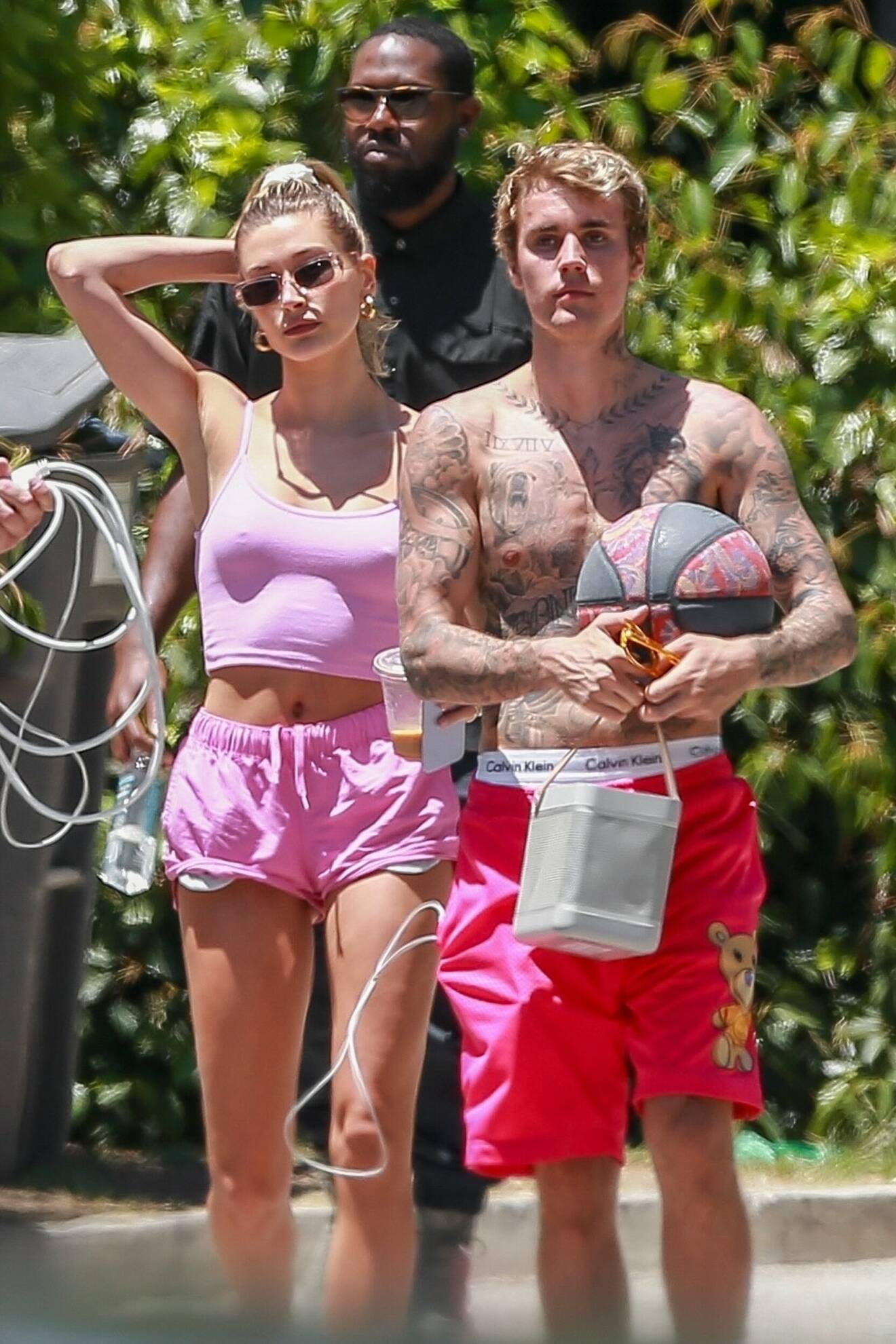 Hailey och Justin i matchande rosa looks i Beverly Hills, maj 2020.