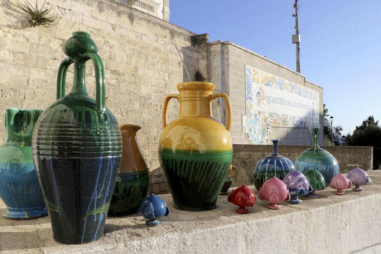 En keramiker skapar ett lerkrus i keramikens stad, Grottaglie.