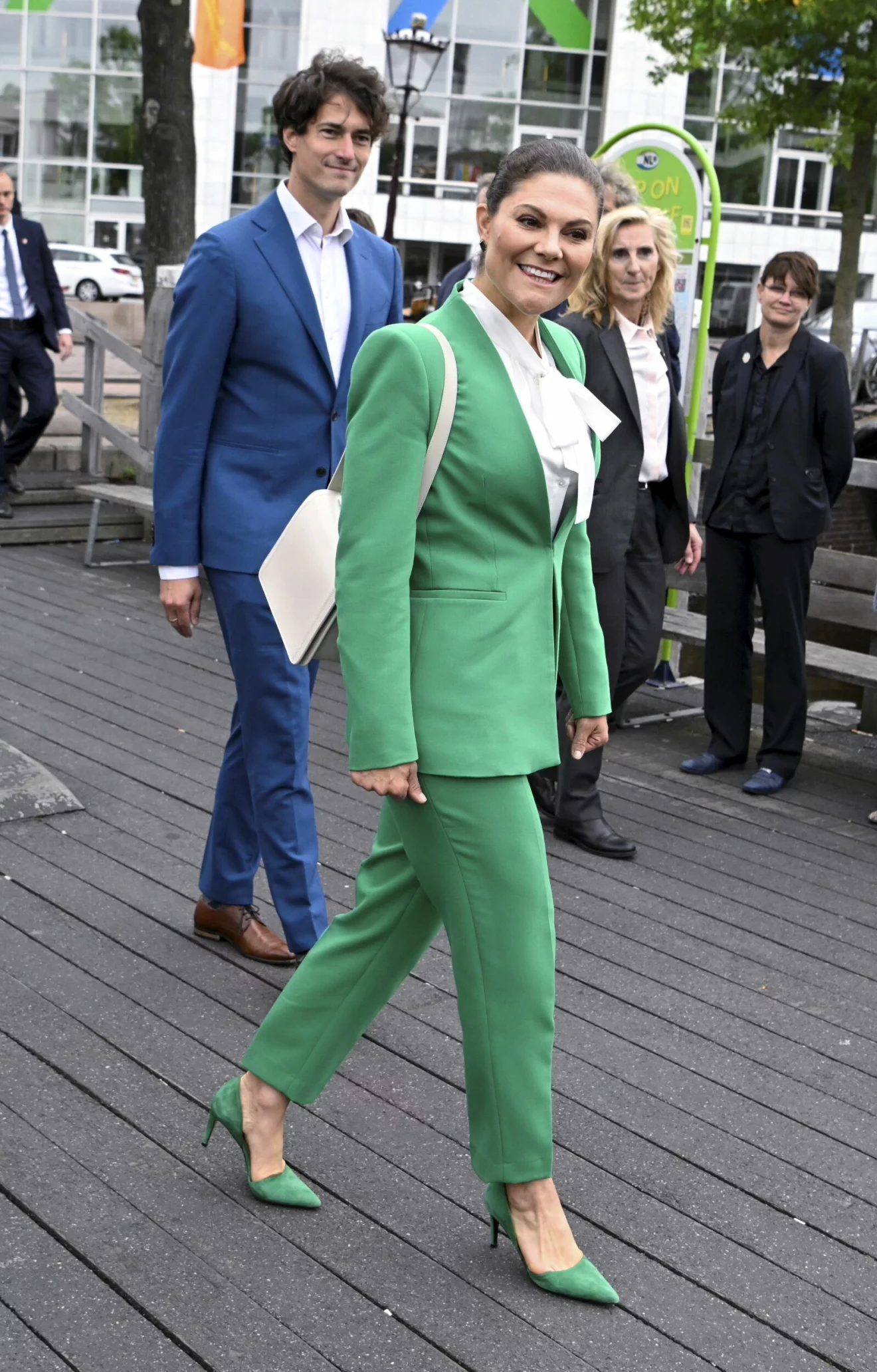 Victoria i grön kostym i Amsterdam