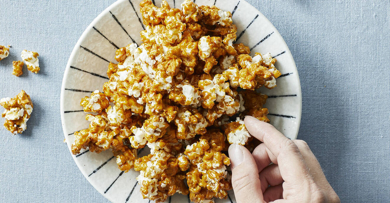 Recept på karamelliserade popcorn med havssalt