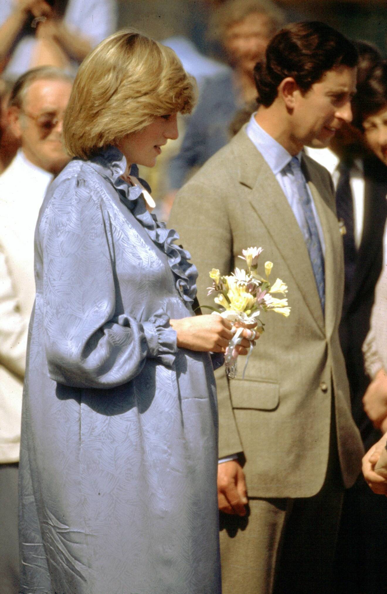 Dianas gravidstil – blå klänning med volanger