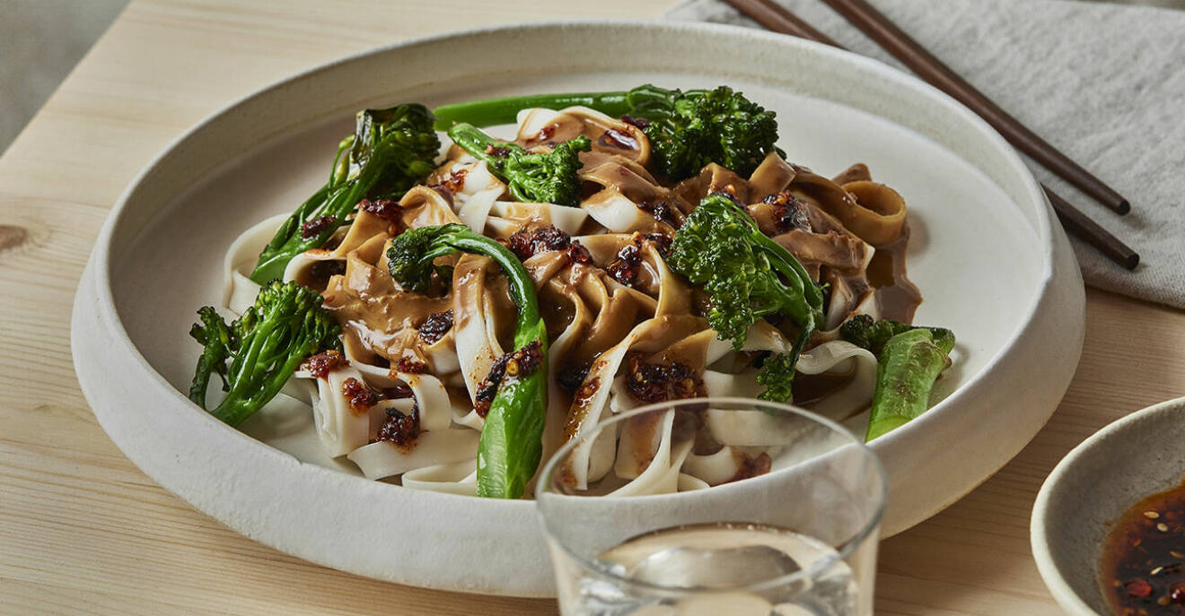 Recept på krämiga sesamnudlar med kinesisk broccoli