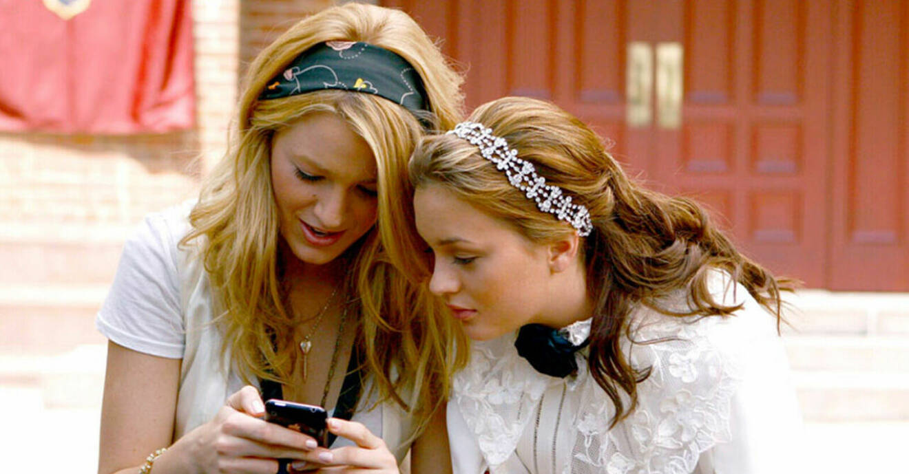 Gossip girl-karaktärerna Serena, och Blair sitter med mobilen, och kanske Facebookar