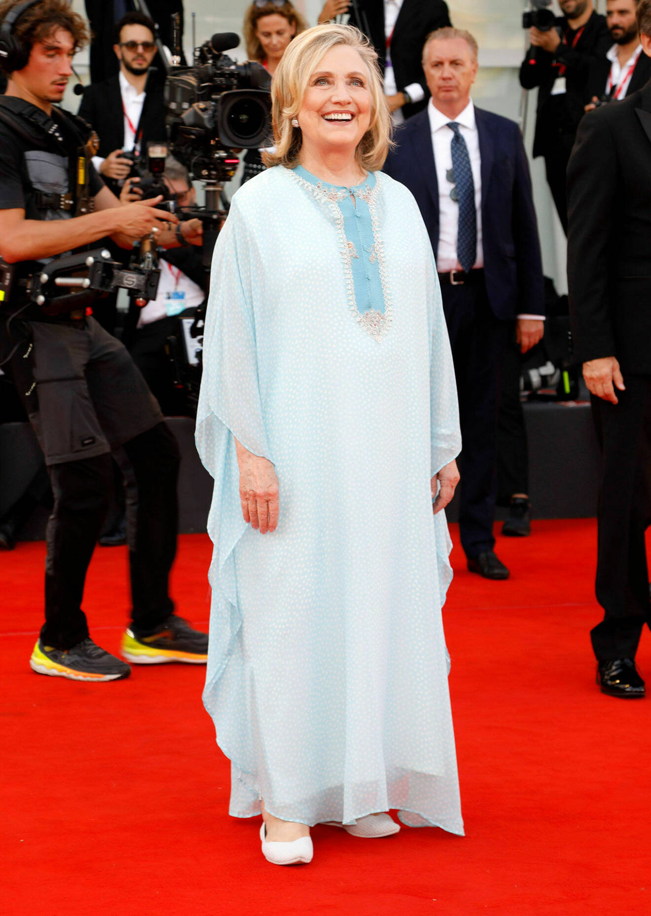 Hillary Clinton bär en vacker ljusblå klänning på röda mattan
