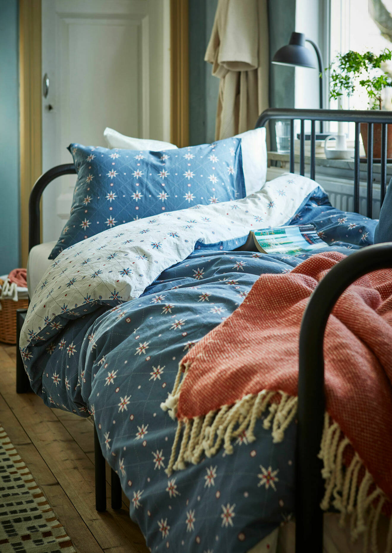 Sängkläder i lekfulla och ljusa färger i kontrast till den höstiga vardagen.