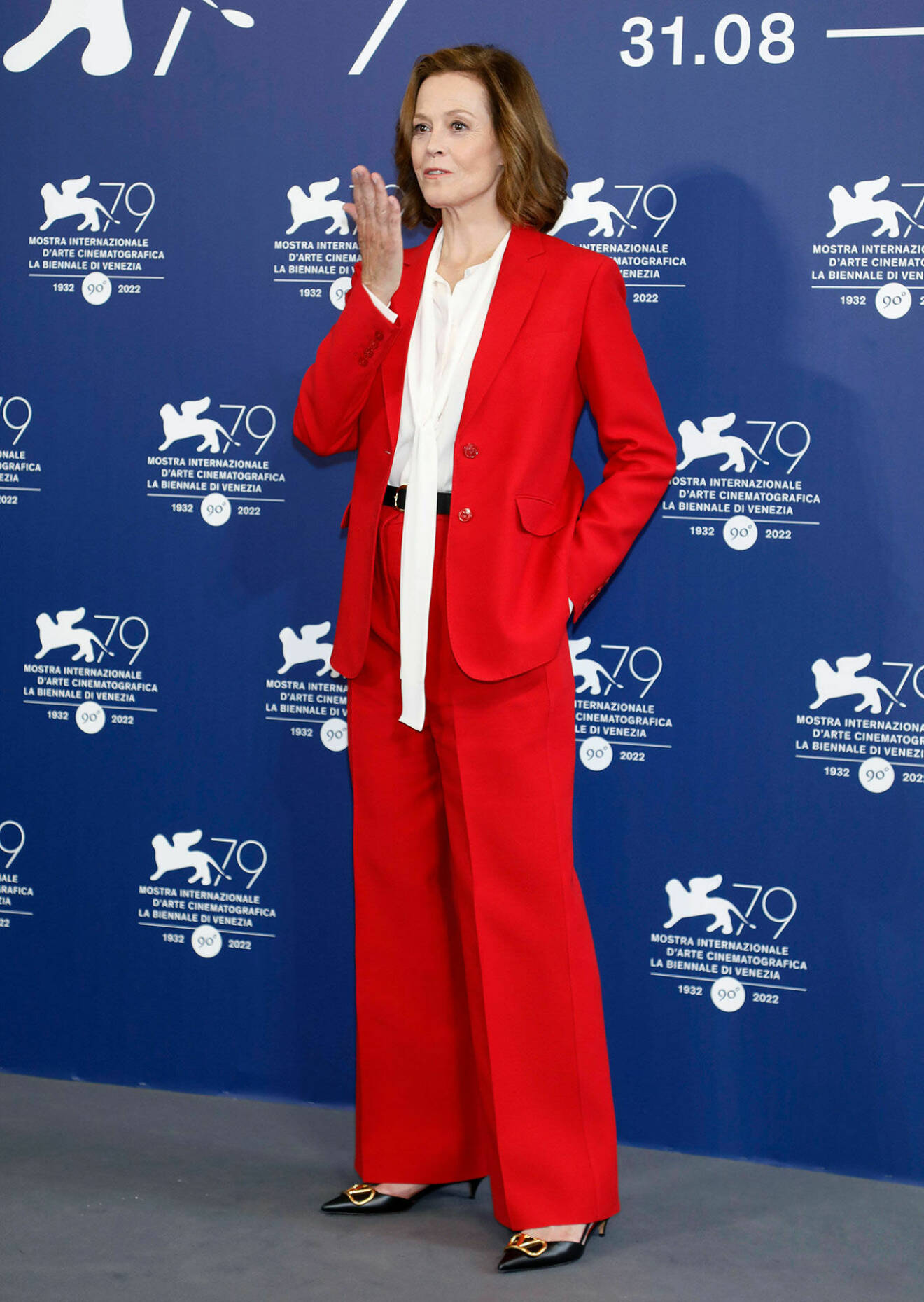 Legendariska Sigourney Weaver i en ikonisk röd kostym
