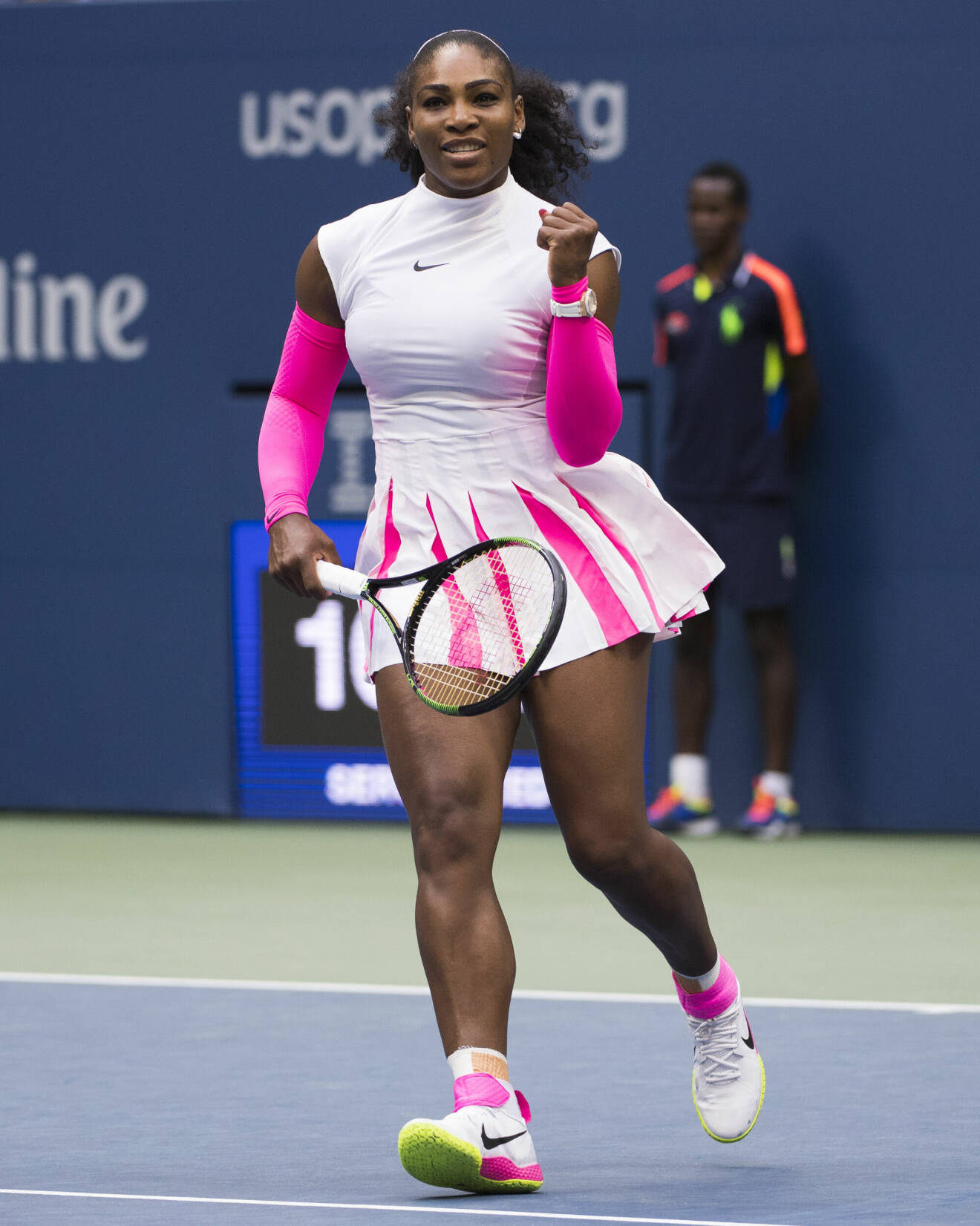 Serena Williams bästa tennislooks – vit klänning med rosa detaljer