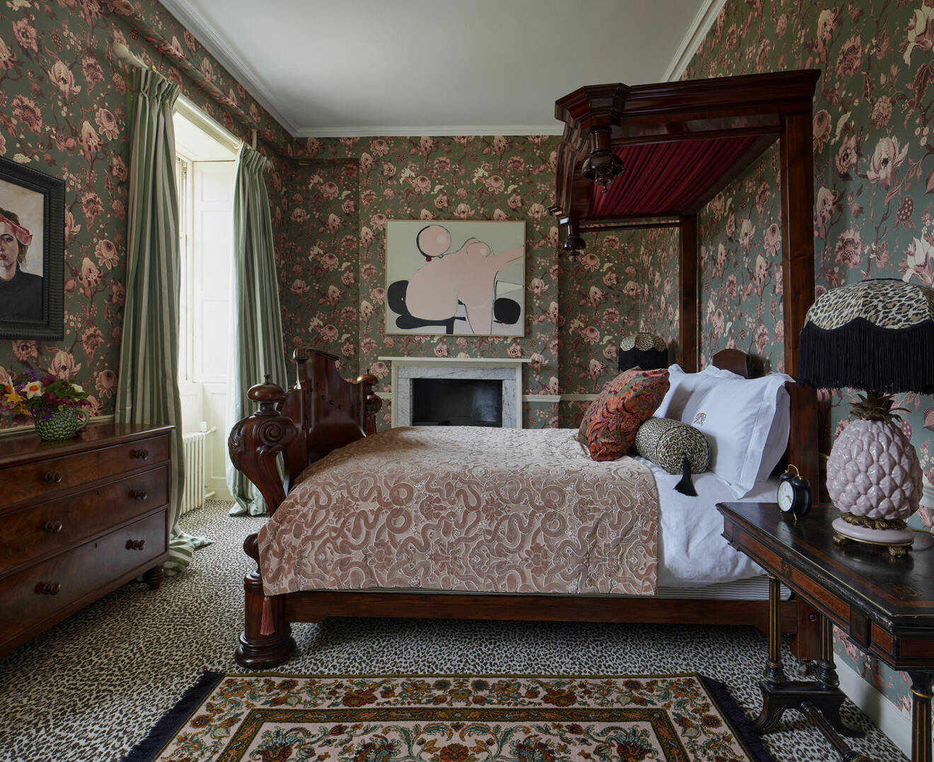 De blommönstrade tapeterna är ett signum på Hotel Trematonia – liksom för House of Hackney.