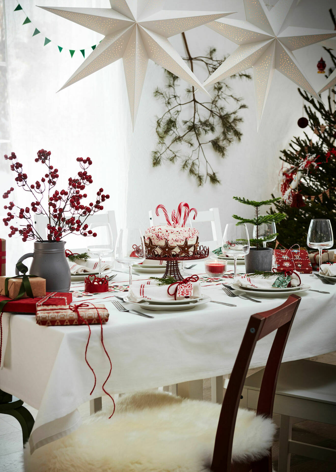 Ett ljust middagsbord som är redo för julmiddagen.