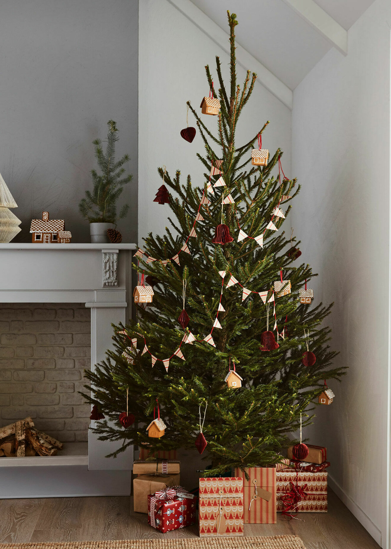 En mer traditionell look på julgranen med mörkare röda och bruna toner.