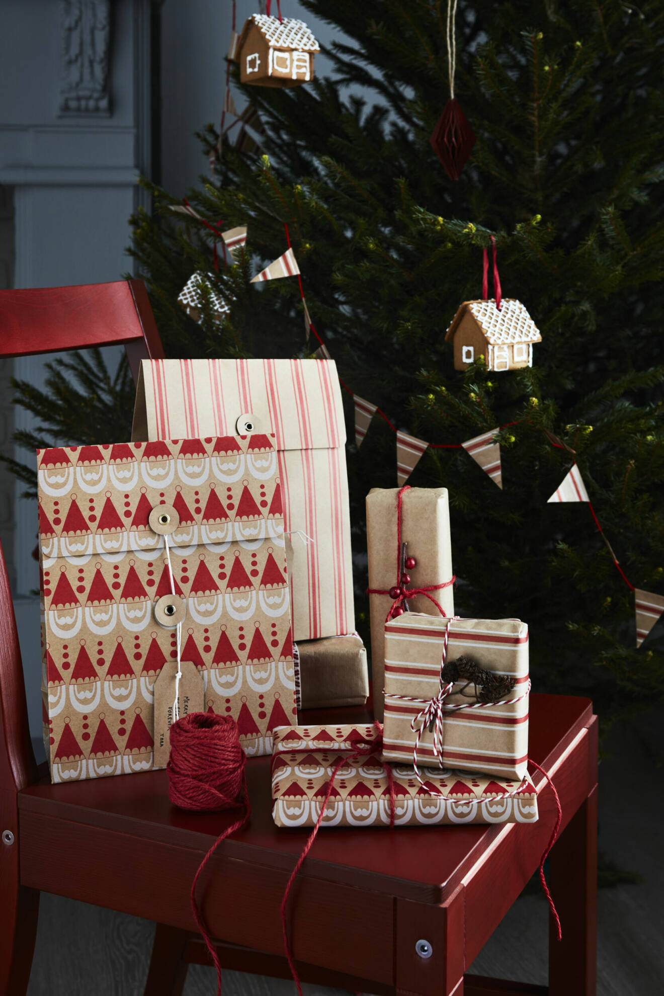 Presentpåsar och presentpapper med klassiska mönster i rött och brunt.