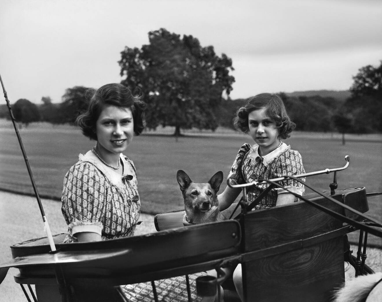 Drottning Elizabeth och prinsessan Margaret med corgi