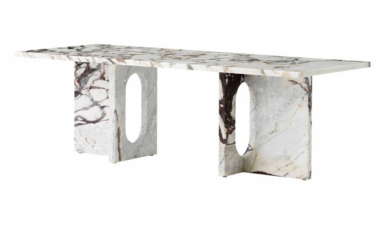 Lounge table i italiensk lila marmor, höjd 37,8 och längd 120 cm, 36 100 kr, Menu.