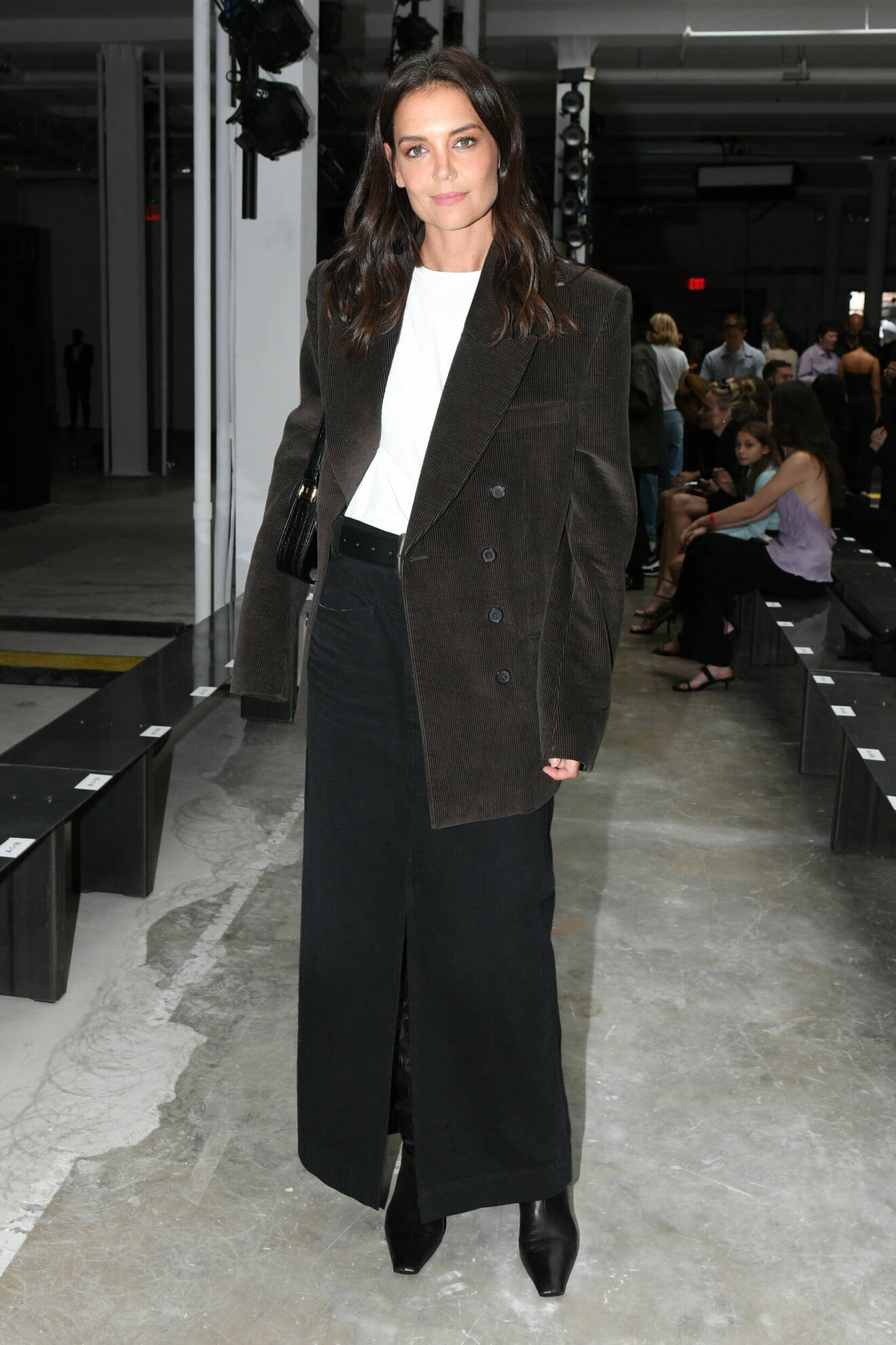 Kendall Jenner kom iklädd en monokrom look med plisserad kjol till Khaites visning för SS23.