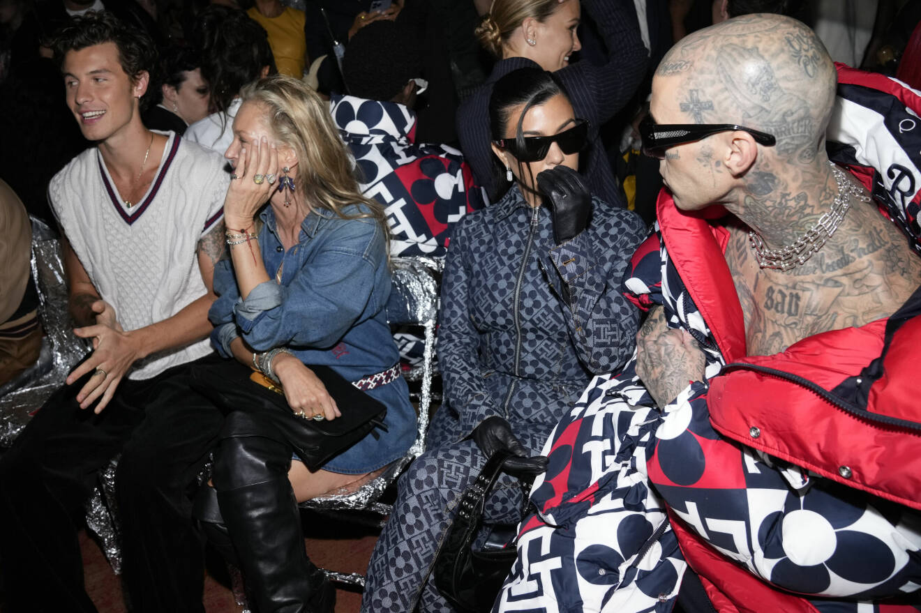 Shawn Mendes, Kate Moss, Kourtney Kardashian och Travis Barker i väntan på Tommy Hilfigers visning under New York Fashion Week.