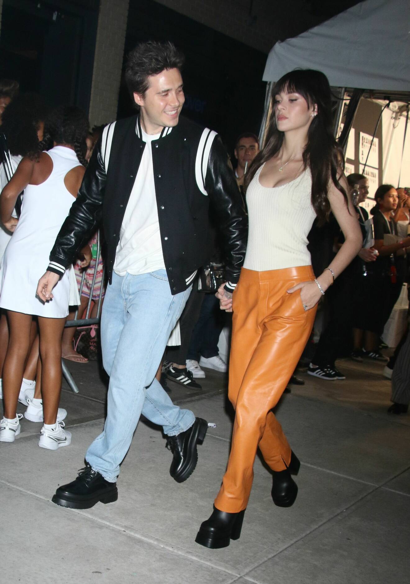 Brooklyn och Nicola Peltz Beckham gick på catwalken under Vogues World Fashion-visning.