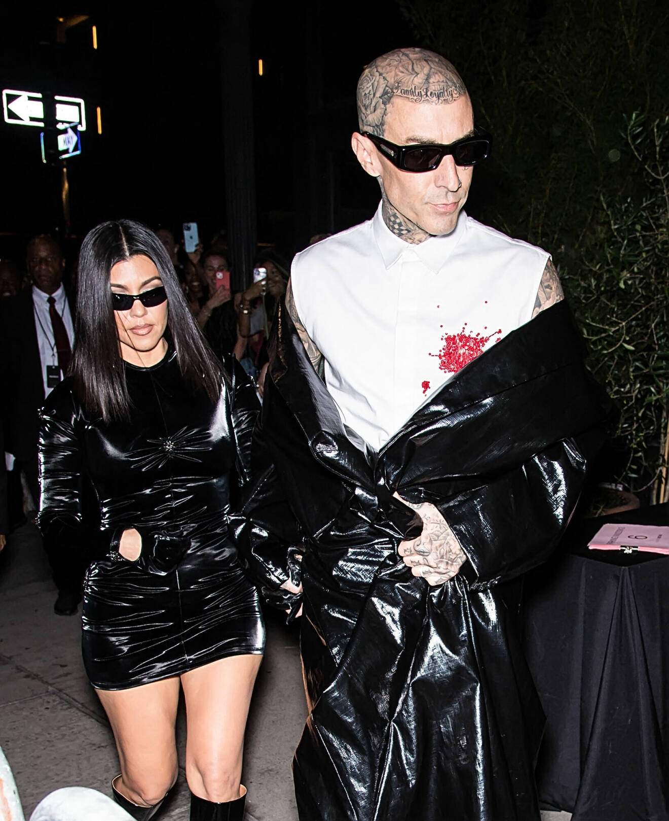 Kourtney Kardashian och Travis Barker anländer till Vogues visning.