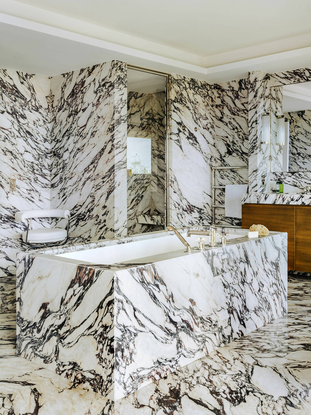 Det finns ingen marmorplatta som är den andra lik i det magnifika badrummet med fristående badkar.