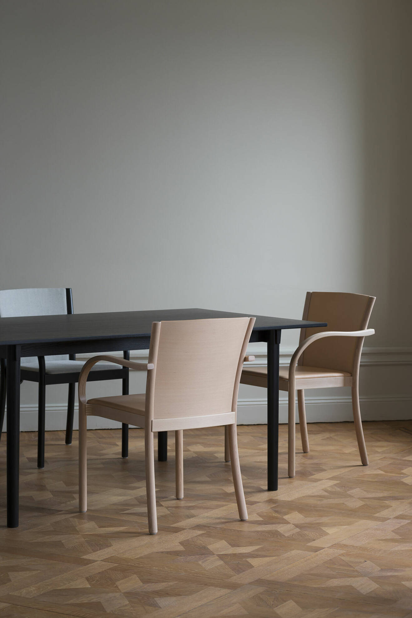 Redan som 14-åring skapade Åke Axelsson sin första möbel och över 75 år senare har hans stolar möblerat det berömda folkhemmet.