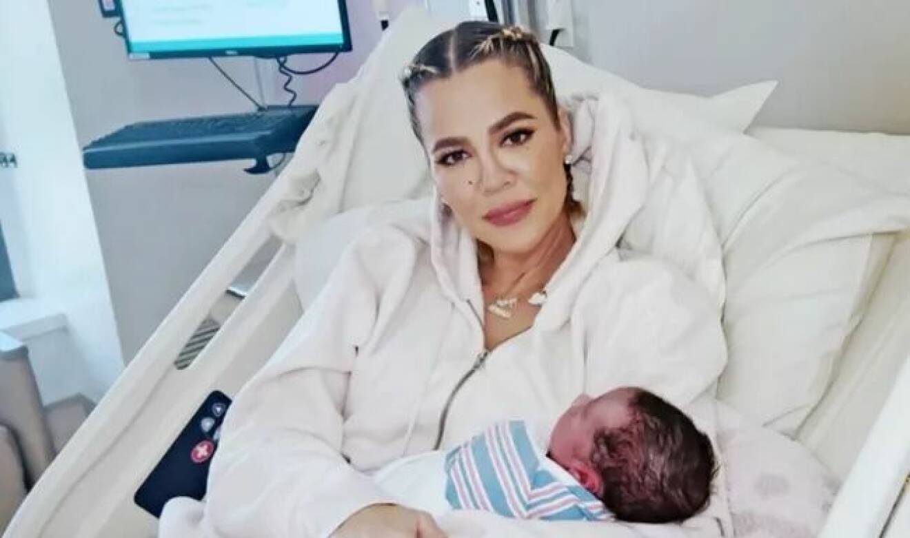 Khloé Kardashian med nyfödda sonen.