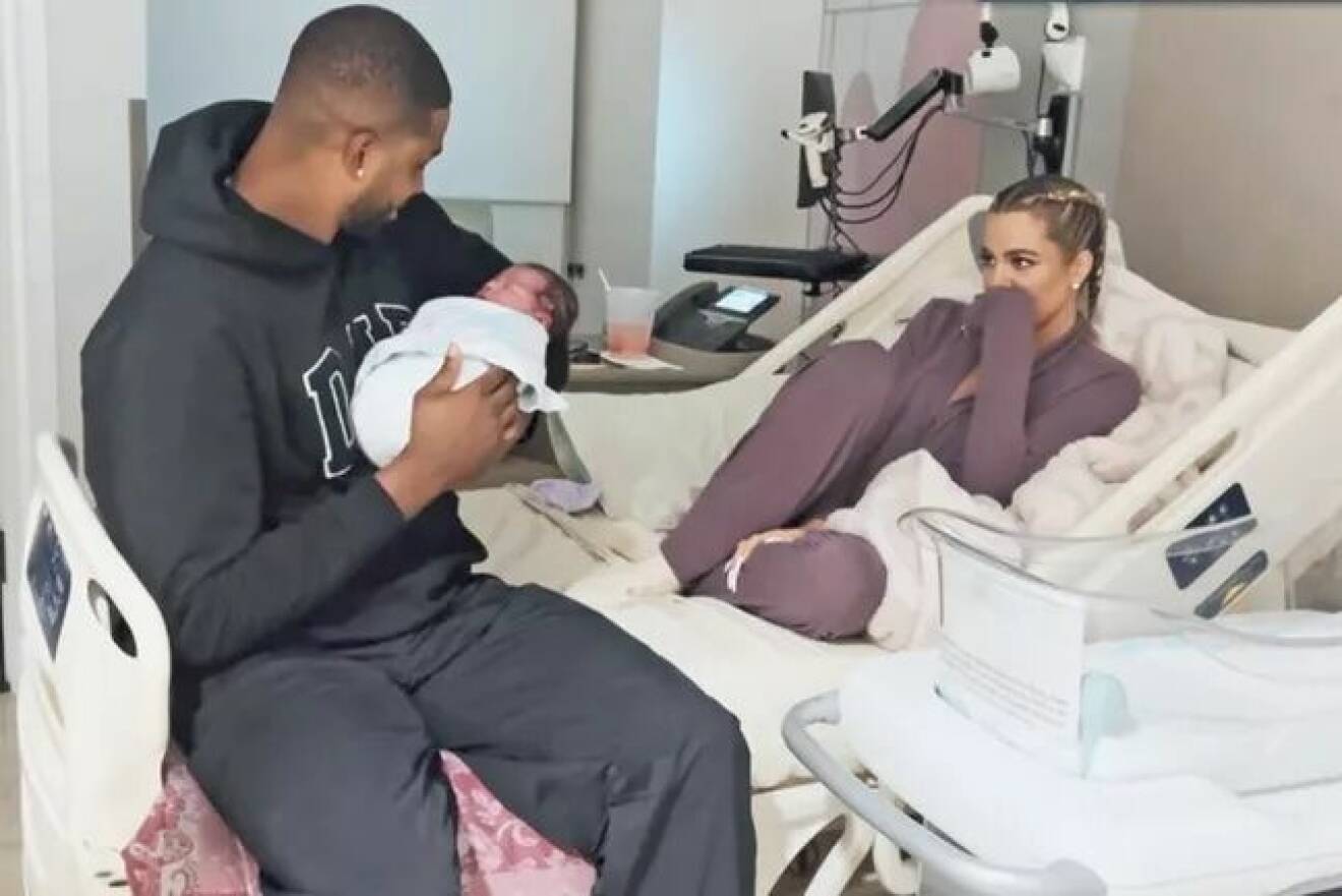 Tristan Thompson hållande nyfödda sonen och Kholé Kardashian.