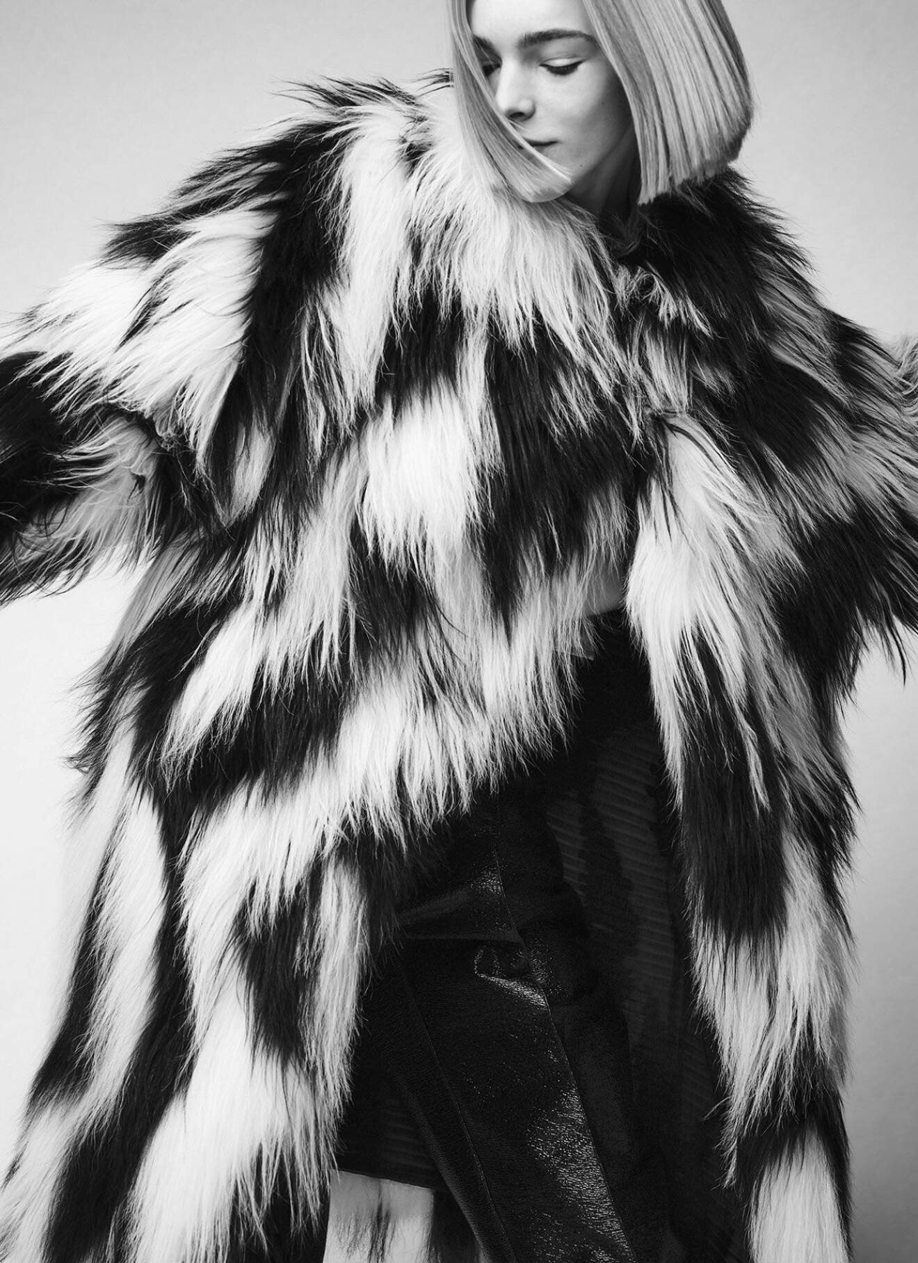 Med Giorgio Armanis kappa i fuskpäls förkroppsligar modellen Hollywoodglamour.