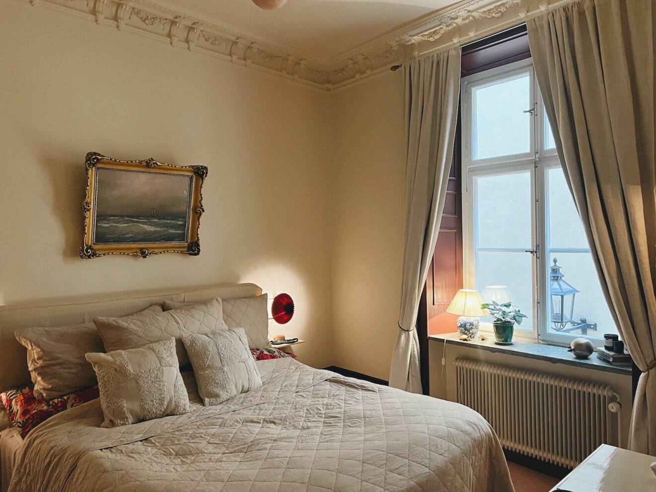 Sandra Beijers sovrum i lägenhet i gamla stan i stockholm