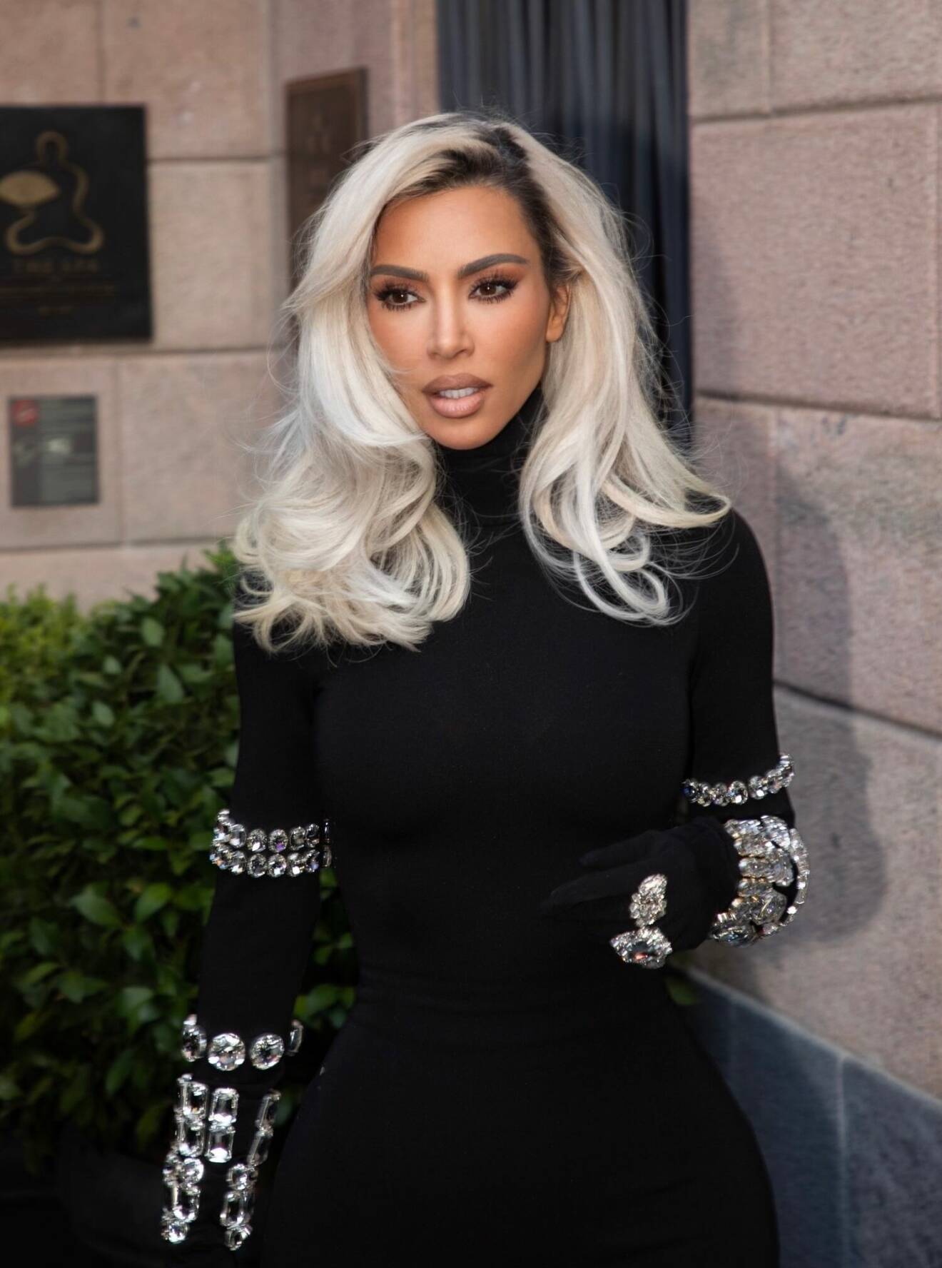 Kim Kardashian i trendig sidbena med Hollywood-svall