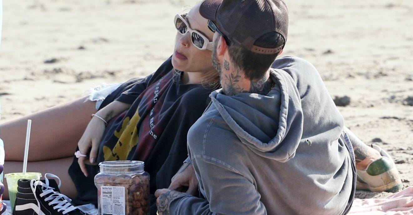 Adam Levine och Behati Prinsloo hade picknick på stranden i närheten av deras hem i Monetcito.