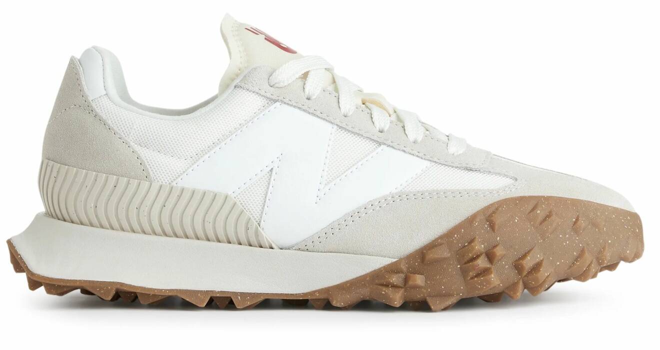 Stilsäkra sneakers i vitt och beige från New Balance