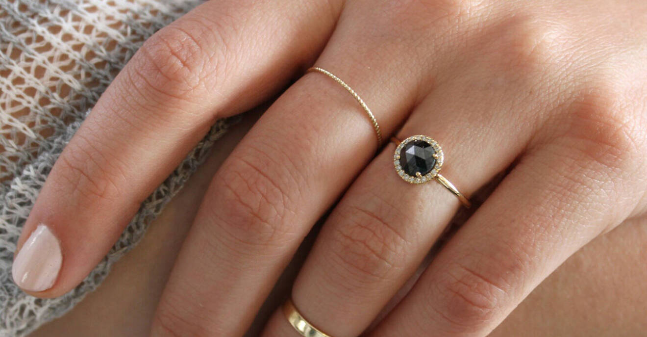 Trendiga förlovningsringar med svarta stenar som onyx och svart diamant
