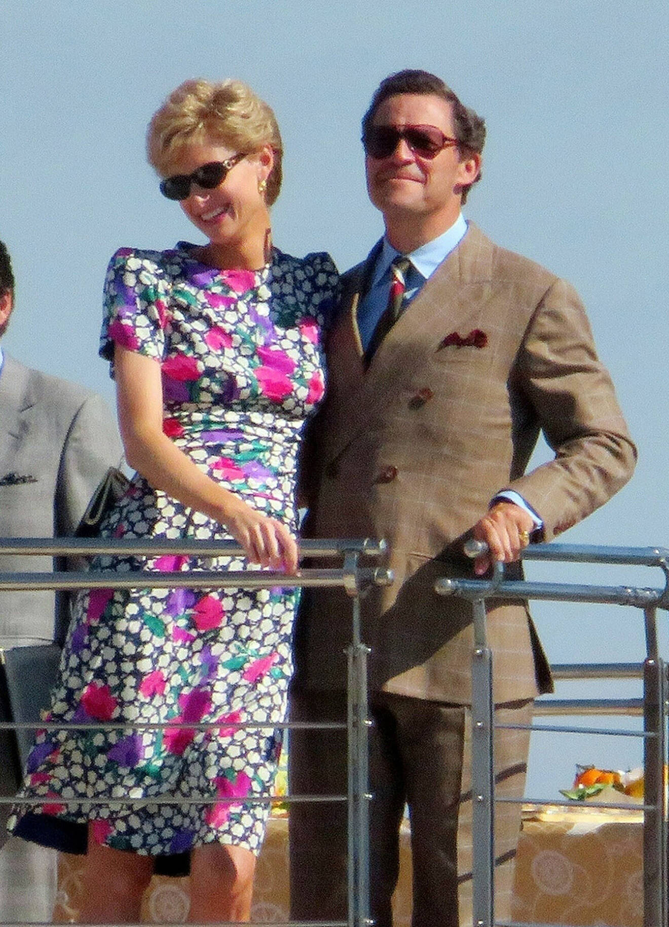 Skådespelarna bär liknande outfits som det kungliga paret bar på semestern år 1991.