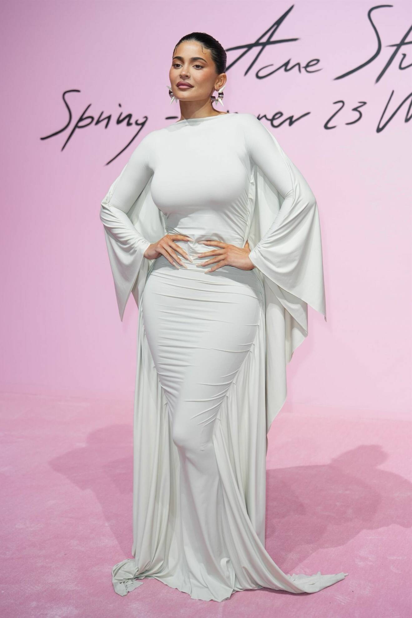 Kylie Jenner i klänning från Acne studios